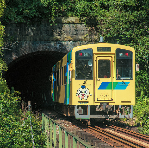 石坂トンネル（第2隧道）に入る電車の写真