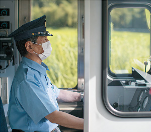 電車を運転する運転士の写真