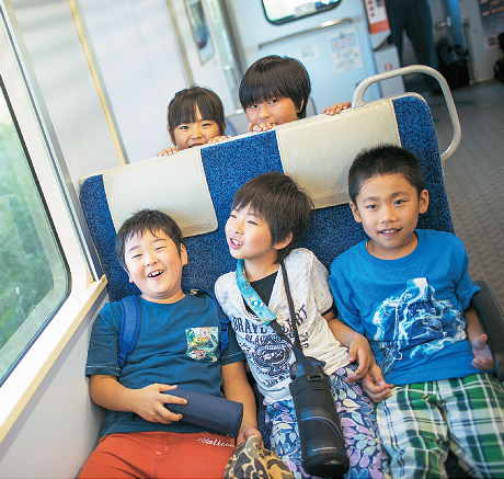 電車を利用する子どもたちの写真