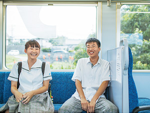 電車を利用する高校生の写真