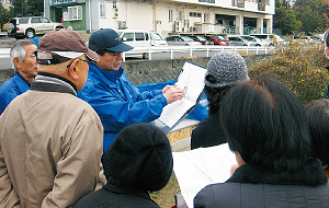 地域住民が志井川を現地調査し、危険箇所を確認する様子