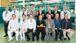 県内一の生産量を誇る南筑後農業協同組合柑橘（かんきつ）部会の皆さんと集合写真