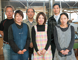 鹿田和正社長（写真右後）と、椿和幸さん（写真中央後）をはじめとしたスタッフの皆さん