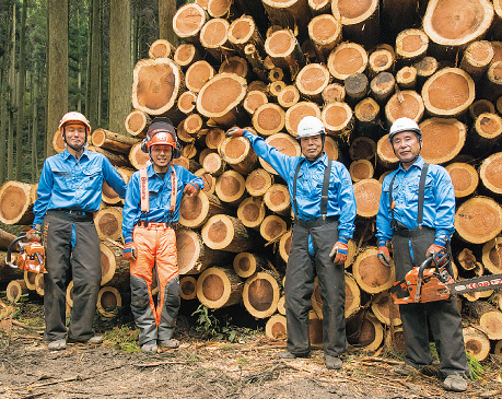 福岡県八女森林組合林産課の皆さんと、班長の白木健太郎さん（写真左）
