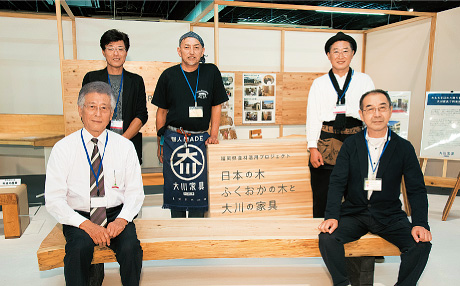 家具メーカーの皆さんと、土井彌一郎さん（写真前列左）