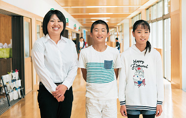 6年生の吉田柚子（よしだ ゆうこ）さん（写真右）と久保山朔灯（くぼやま さくと）さん（写真中央）、大庭智子教諭の写真