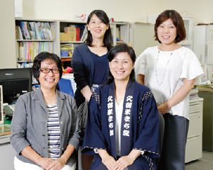 事務局長の矢次恵美子(やつぎえみこ)さん（下段・左）