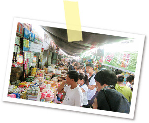 ミャンマーのローカル市場の様子