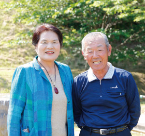 キッズクラブ 会長の和才信子さん（左）と、陶芸教室担当の佐田秀俊さん（右）