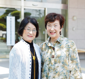 会長の土屋克子さん（右）と副会長の山本タツ子さん（左）