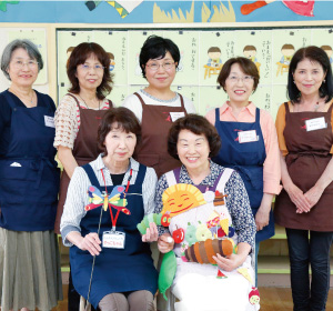 代表の向野美和子さん（後列・左から2番目）と「とんからりん文庫」代表の土屋富子さん（前列・右）と各メンバーの皆さん