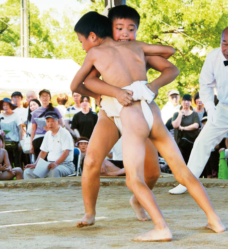 石投げ相撲大会の写真