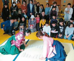 永世クイーンの楠木早紀（くすのき さき）さん（写真右）を招いた競技かるたイベントの写真