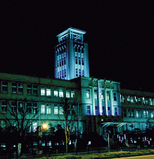 ライトアップされた市庁舎の写真