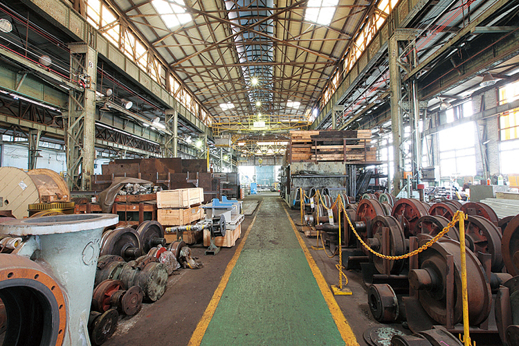 現存する国内最古の鉄骨建築物である修繕工場カラー写真