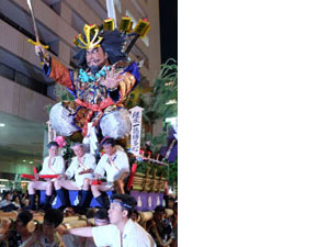 A yamakasa carrying the governor ran through the venue.