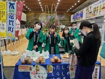 「遠賀・中間いいものフェスタIN県庁ロビー」で販売する遠賀高校生徒の様子（写真は2021年度）