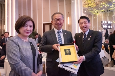 在ベトナム日本国大使館　山田滝雄大使に記念品を贈呈する知事