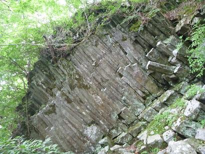 英彦山南岳中腹の材木岩