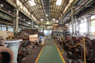 官営八幡製鐵所修繕工場の内部の写真です。現存する日本最古の鉄骨建造物で現在も稼働しています。