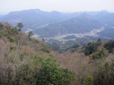 福岡県コースの東端にある大平山より見下ろした青の洞門の写真です