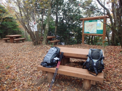 犬ヶ岳の笈吊峠に整備した休憩施設の写真です
