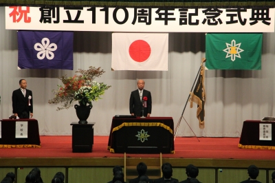 平成２７年１１月７日小倉南高校創立１１０周年記念式典で祝辞を読む住吉委員１