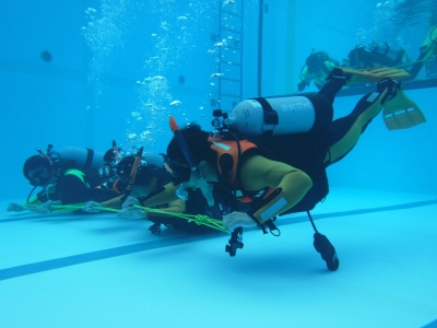 水難救助教育において潜水訓練を実施している写真