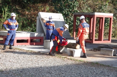 消防団員現場指揮課程において機械を使用して丸太を切断している写真