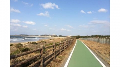 青空に映える自転車道の写真