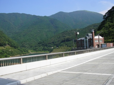 福智山ダムから望む福智山山頂方面の景色