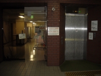 筑紫保健福祉環境事務所　入口（エレベーターの左にあり）