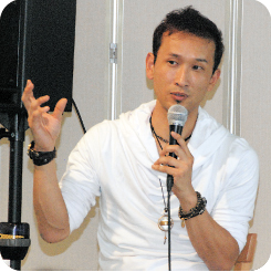 写真：メイクアップアーティスト AKIHITOさん