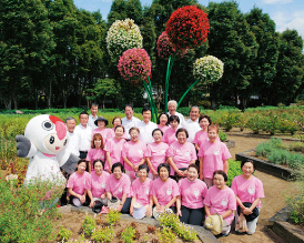 「原鶴ハーブ公園」で「湯里おこし会」の皆さんと 写真:「原鶴ハーブ公園」で「湯里おこし会」の皆さんと