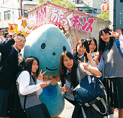 沖端水天宮にて地元の高校生たちの写真