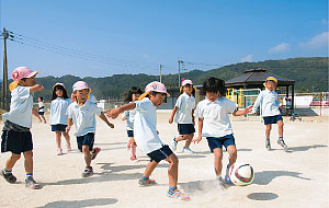 広々とした園内で、のびのび遊ぶ園児たちの様子