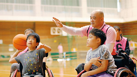 車いすスポーツの元福岡県代表、元日本代表の指導の様子