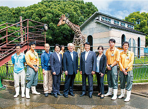 雄キリンのリン君と動物園の皆さんと撮った写真