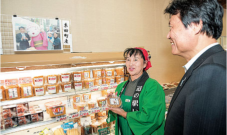 物産直売所「おじゅごんち市場からすお」で生産者の皆さんと交流する様子