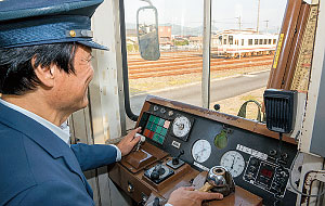 列車の運転を体験する知事の様子