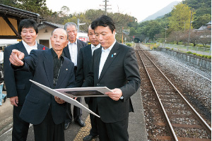 説明を聞く知事の写真