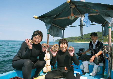 船上の松尾美智代さんと北川千里さんの写真