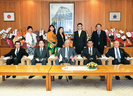 ジョージ・アリヨシ元ハワイ州知事が県議会を訪問された時の様子