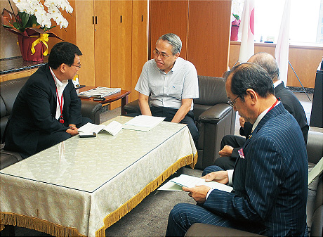 佐藤文俊総務省事務次官と意見交換する様子