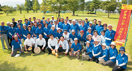 桂川町グラウンド・ゴルフ協会の皆さんとの集合写真
