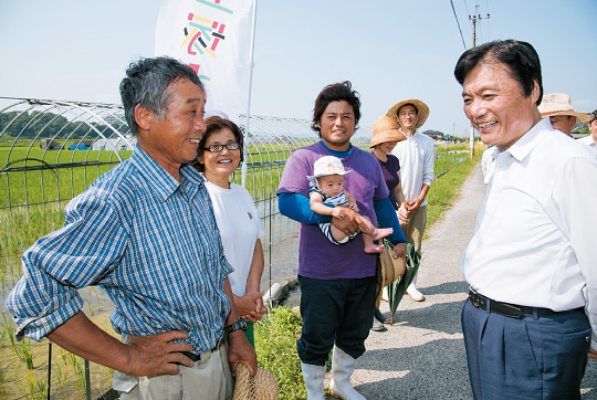 古野隆雄（ふるの たかお）さんから説明を受ける知事の様子