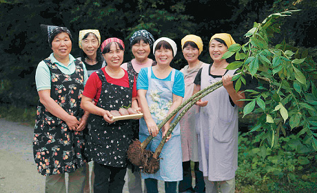 代表の山田弓子（やまだ ゆみこ）さん（写真左から3番目）と加工部会の皆さん
