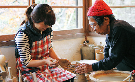 山本源太（やまもと げんた）さんの工房で、手びねりやろくろで作陶を楽しんだ体験プログラムの様子