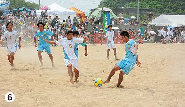 行橋市の長井浜でのビーチサッカーの様子