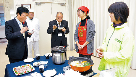 ジビエスープや、イノシシの塩レモンローストを試食する様子